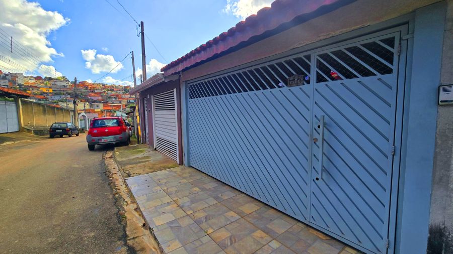 CASA EM ATIBAIA  Jardim Imperial  Aceita carro. Ref. 724.